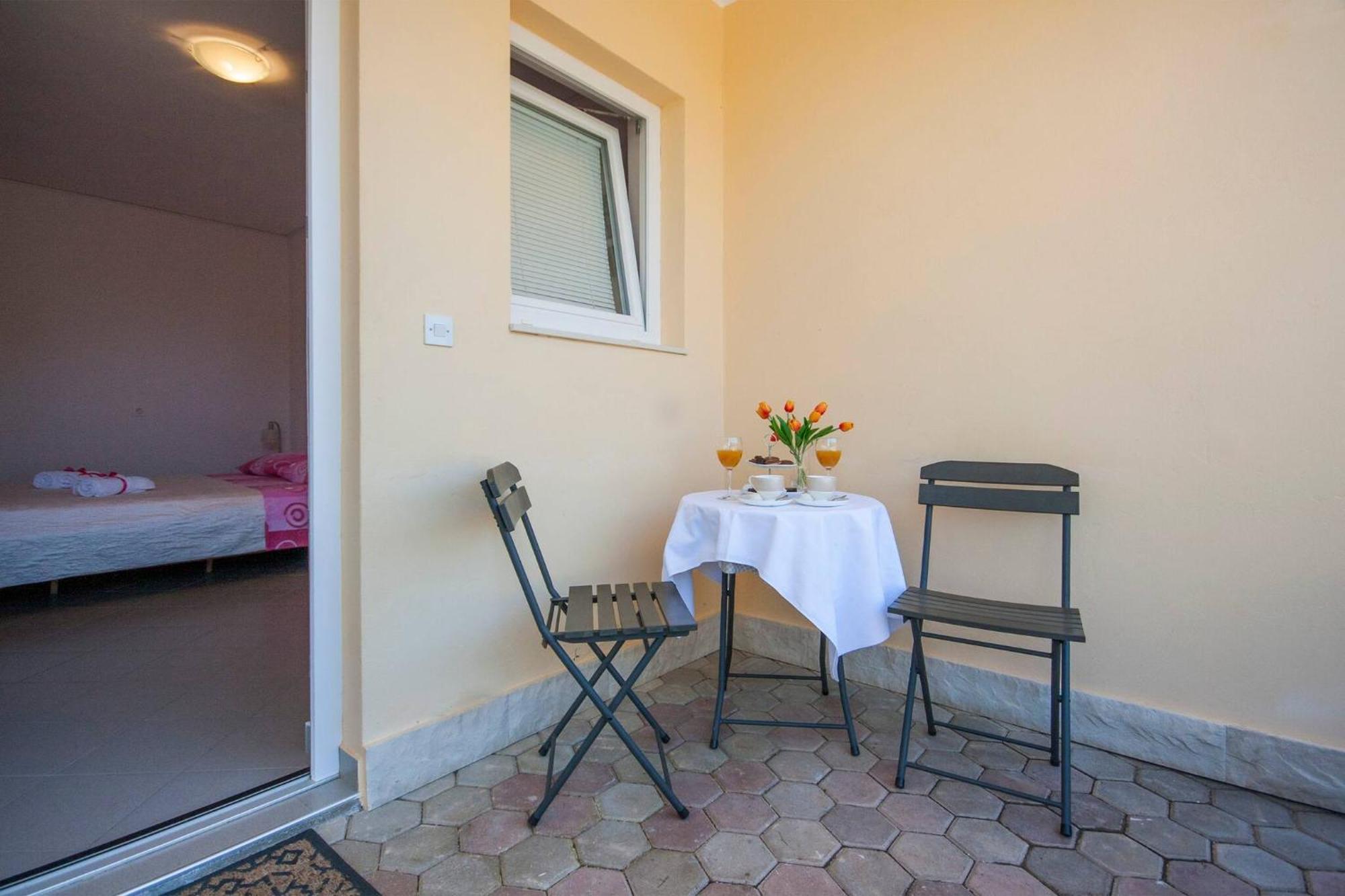 Family Apartments & Rooms Mikelin Primošten Exterior foto